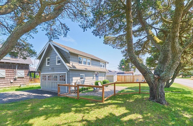 Fire Pit, BBQ, Fenced Yard, Walk to Beach (Calm)
