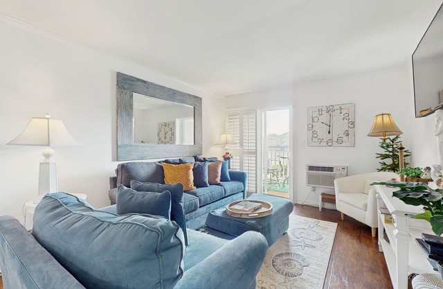 First floor oceanfront condo with balcony, pool & beach access