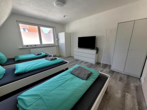 Fischer Apartment 2 - geräumige Monteurs- & Ferienwohnung mit 4 Schlafzimmern - neu renoviert mit privater Terrasse, Smart-TV & voll ausgestatteter Küche - ideal für Arbeit, Gruppen & Familien
