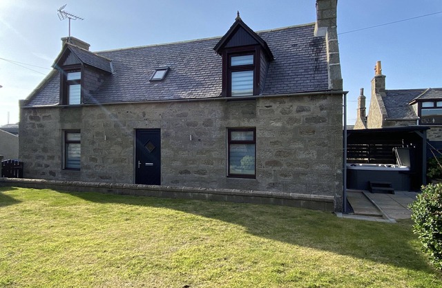 FISHERMAN'S COTTAGE, family friendly, with hot tub in Fraserburgh