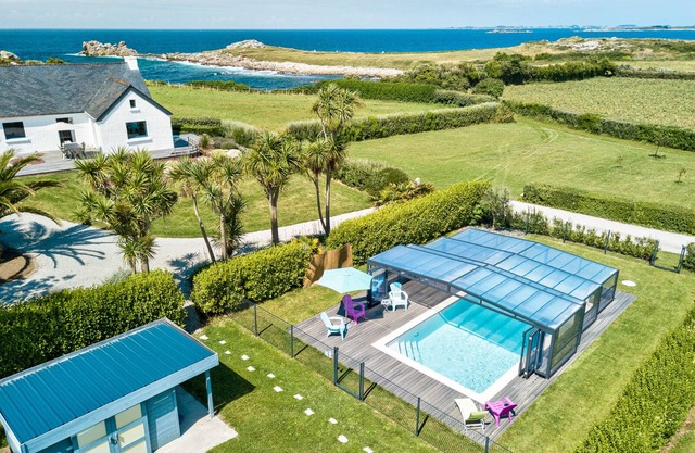FISHERMAN'S HOUSE - Panoramic view 50m from the sea - wifi access - Heated swimming pool