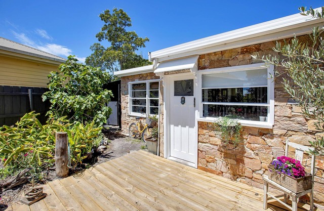 Fishermans Cottage: Delightful Stone cottage situated on McMillan Straight
