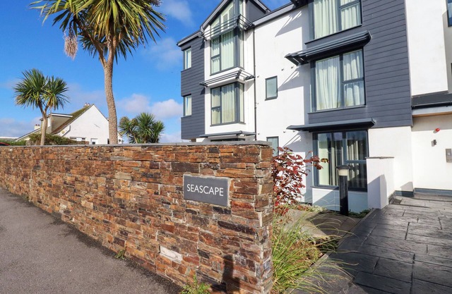 FISTRAL TIDE, family friendly, country holiday cottage in Newquay