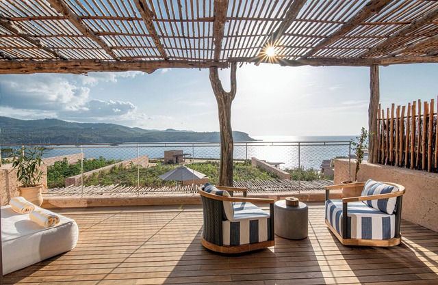 Five Bedroom Residence With Private Pool and Resort Access