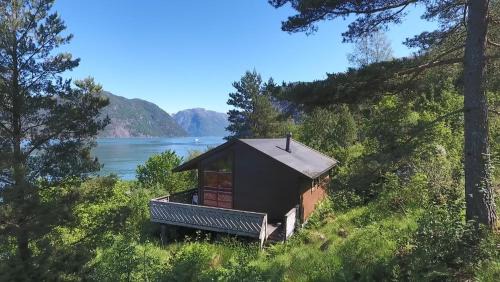 Fjordhytte-1 ist eine schöne Hütte bei Ænes am Hardangerfjord mit grandiosem Fjordpanorama, 20 PS Motorboot mietbar