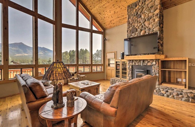 Flagstaff Cabin! 5 Minutes from Snowbowl! Stunning Views on 1+ Acre. Sleeps 8!