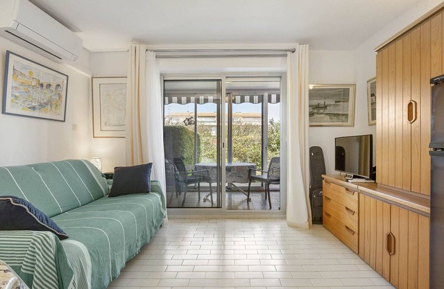 Flat 4 ppl, garden, beach at 200m, private parking