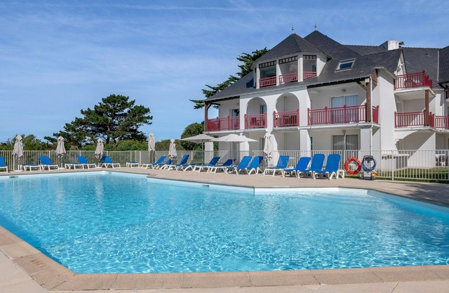 flat for 4 with pool and Jacuzzi