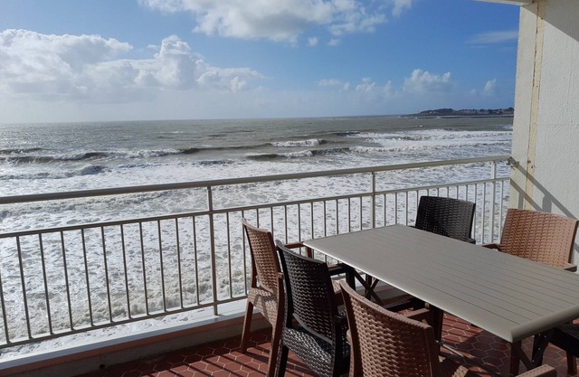 Flat for 6 on the main beach, St Gilles