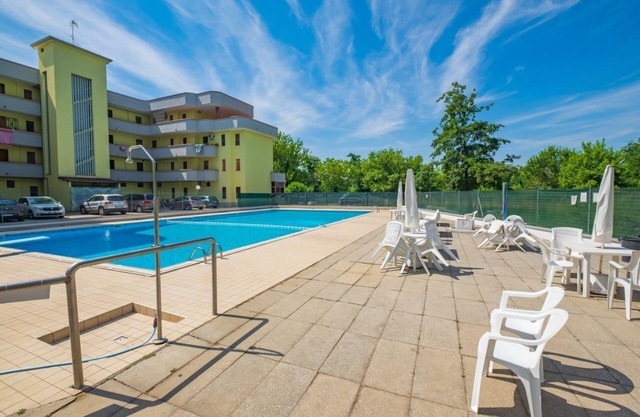 Flat in residence with pool, air conditioning and dishwasher
