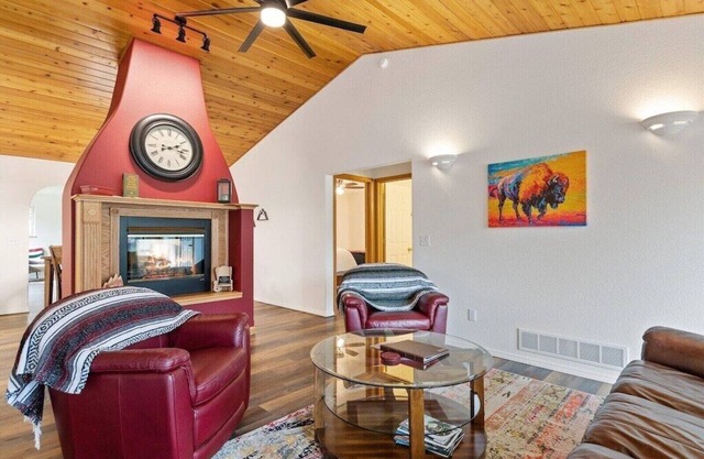 Flathead Lake Retreat-Walk to the lake!