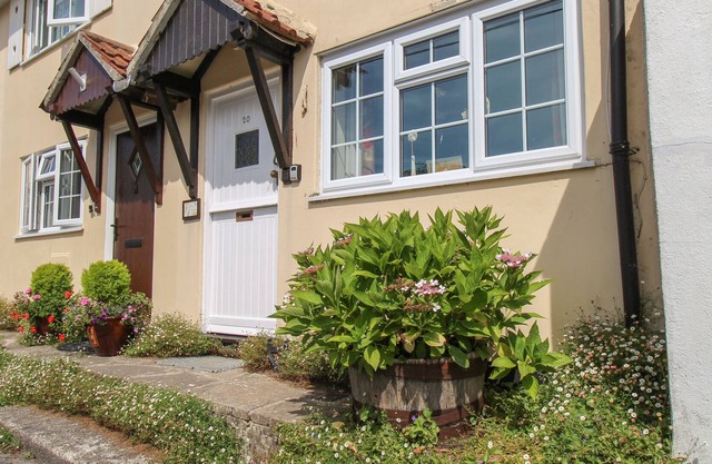 FLEUR COTTAGE, family friendly, with a garden in Maiden Newton