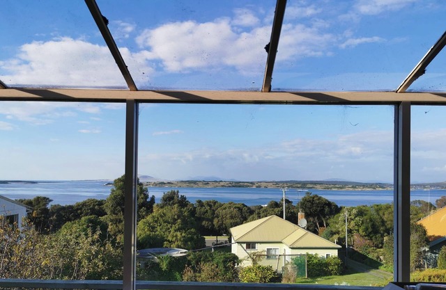 Flinders Island - Self Contained Holiday Home - Lady Barron - "Masters Quarters"