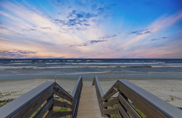 🌊 Flip Flop North Studio | Dog Friendly, 400 Ft to Beach + King Bed