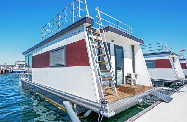 Floating 44 am Geiseltalsee - Festliegende Hausboot in Braunsbedra