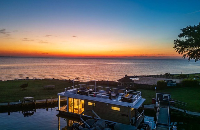 FLOHOM 14 | Luxury Houseboat with Chesapeake Bay Panoramic Views