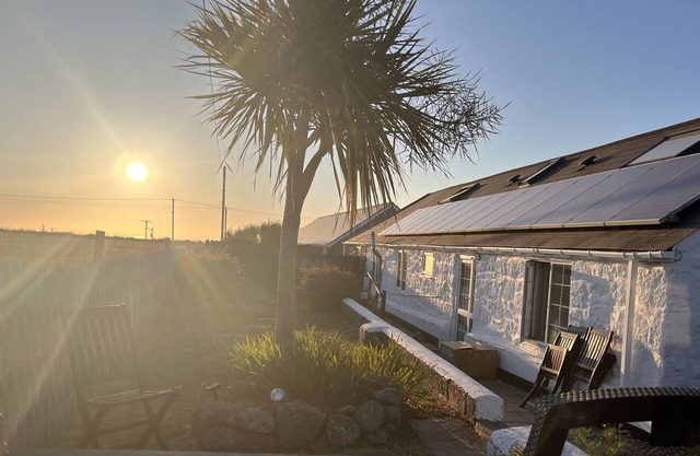 Flora Belle Cottage - Two Bedroom House, Sleeps 4