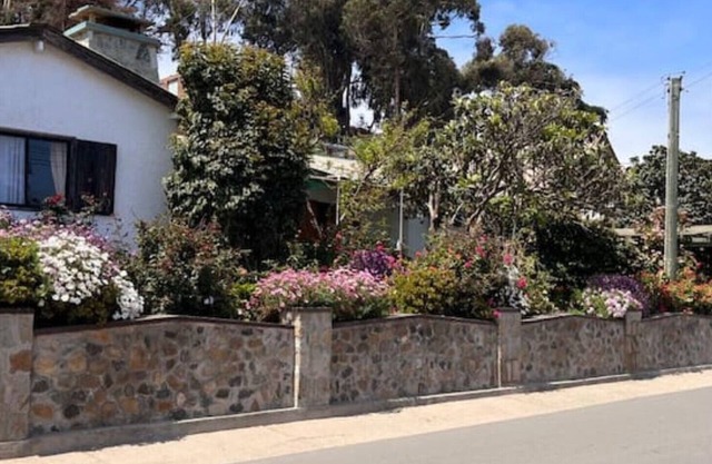 FLORAL HOUSE IN MAINTENCILLO