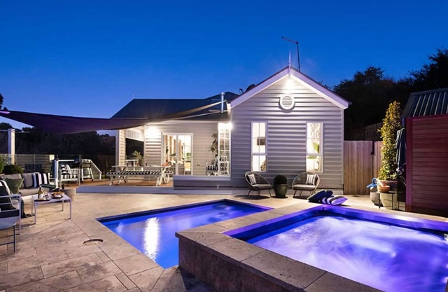 Florence Daylesford ~ Luxury Getaway with Spa, Sauna & Pool!