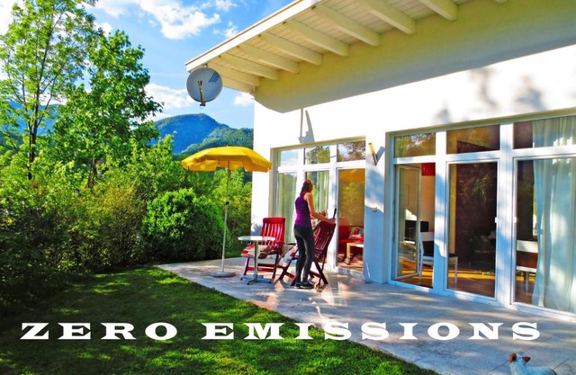 FLORES, Ferienhaus oder Doppelzimmer, im Grünen, 5 Gehminuten ins Zentrum, Parkplatz, zero emissions