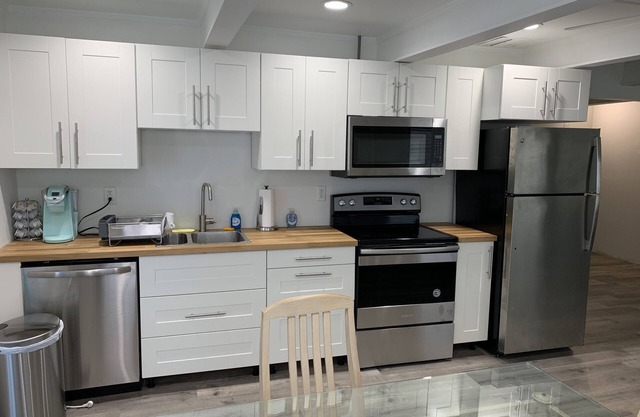 Florida cottage. 2 blocks from the beach.2 bedroom sleeps 6. Apartment #1