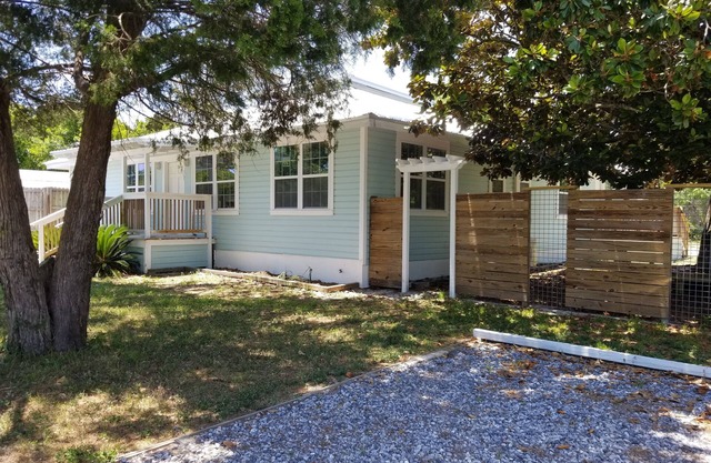 Florida cottage. 1 bedroom,1 bath, full kitchen sleeps two. Apartment #4