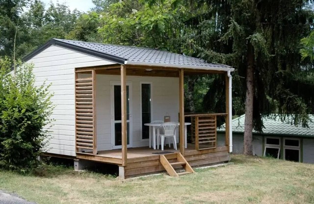 Flower Camping de Mars * - Chalet Comfort 16m2 - 1 bedroom + covered terrace + TV + air conditioning 2 persons
