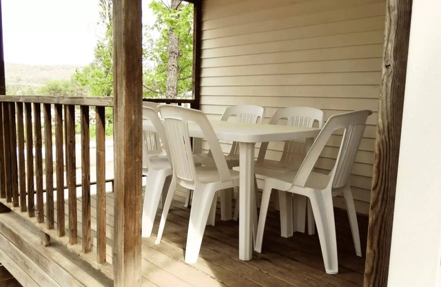 Flower Camping Les Cadenières * - Mobil home Standard Ideal without air conditioning 25m2 2Ch. 4/6P 6 persons