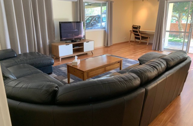 Flynn's Beach House - surfing/fishing/walking/cycling in a quiet street