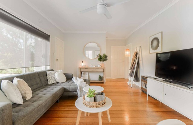 Foam St Bliss - 3 bedroom pet friendly cosy cottage with large secure backyard