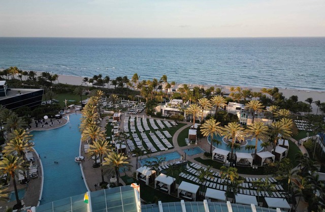 FontaineBleau|1BR High Floor w/Ocean + City Views