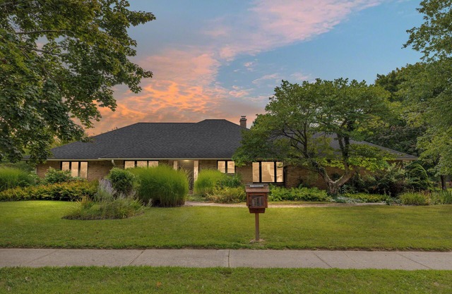 Football, Colleges & Cities: Sleeps 11; 5 BR; Location, Comfort & Style!