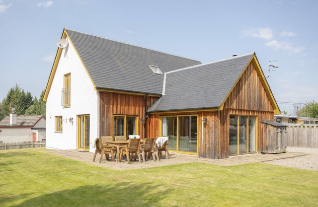 Forest Trail Lodge - a house that sleeps 9 guests in 3 bedrooms