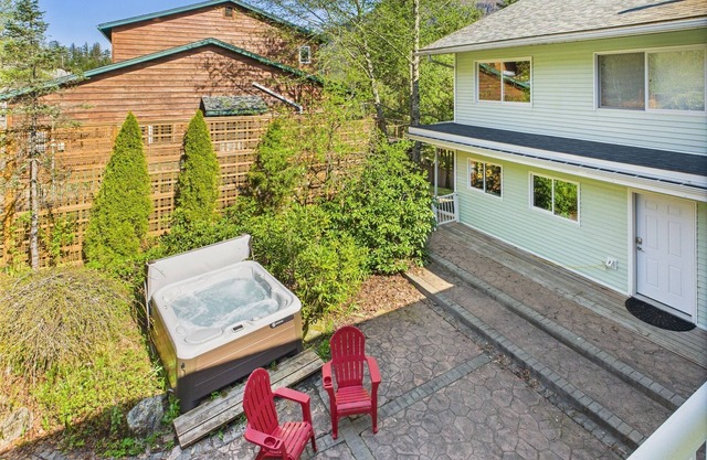 Forest-View 1BR w/Hot Tub – Near Downtown Juneau
