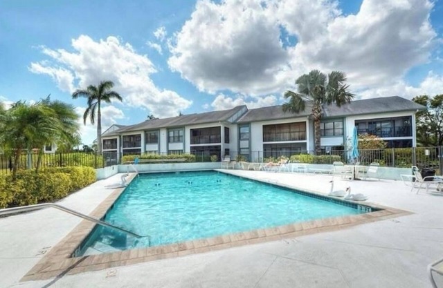 FORT MYERS GETAWAY! 2-bedroom condo with WiFi, AC