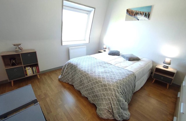 Fouesnant Beg Meil, the beach on foot from this lovely renovated apartment