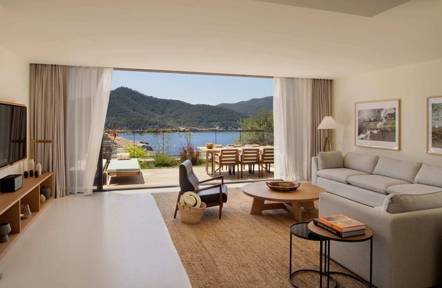 Four Bedroom Residence With Private Pool And Resort Access