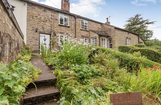 FOX BANK COTTAGE, pet friendly, with open fire in Bollington