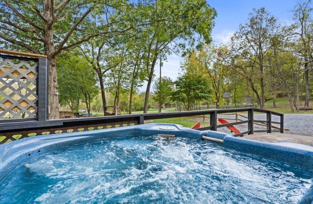 Fox Den — Hot Tub, Fire Pit, Steps to River