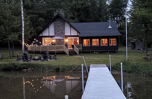 Fox & Fern Cottage: Escape to Michigan's UP for a Breathtaking Fall Getaway