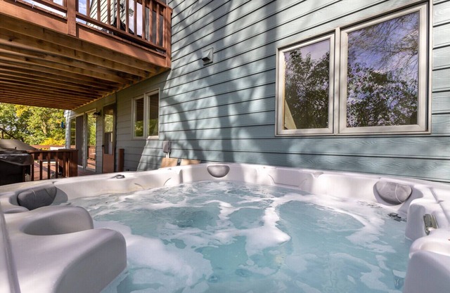 Fox Wood Path l HOT TUB l A&D Rise Getaways