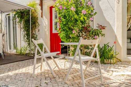 Fragrant Apt with Private Garden in Historic Graça