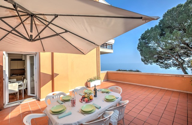 Franka House Terrace private & lake view, Gardone Riviera, Italy