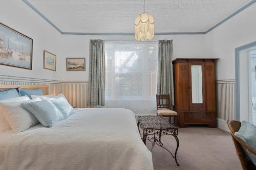 Franklin Lodge Huon Valley Iris Room