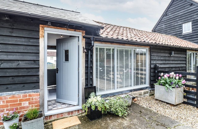 FREDS SHED, pet friendly, character holiday cottage in Hereford