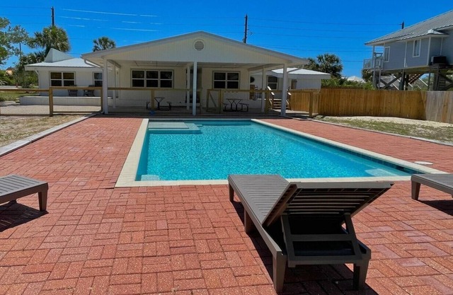 Free Beach Gear Credit, 2-Min Walk To Beach, Swimming Pool!