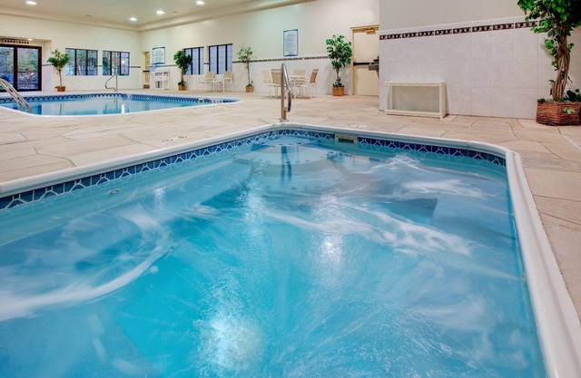 Free Breakfast. Pool & Hot Tub. Near St. Francis Medical Center!