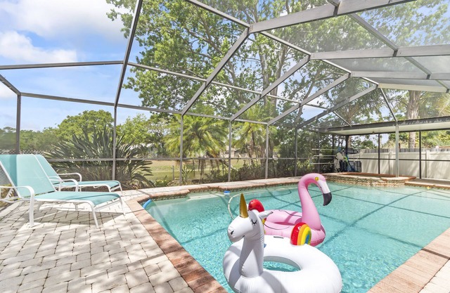 FREE Heated Pool 3mi to beach W/D Game Room King bed Bikes Lake View