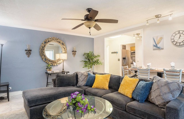 Free Parking,Downtown Condo, Walk to GA Aquarium, Mercedes-Benz, Centennial Park
