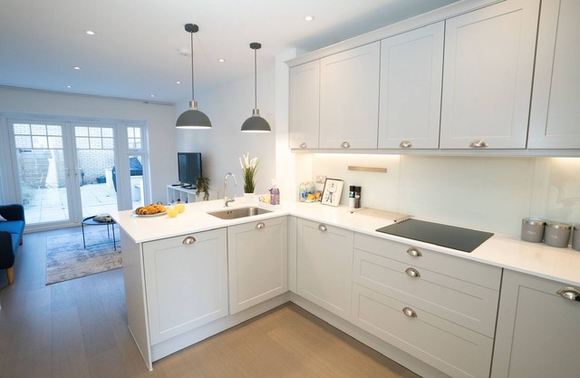 Free parking - Garden - Long stays - sleeps 8